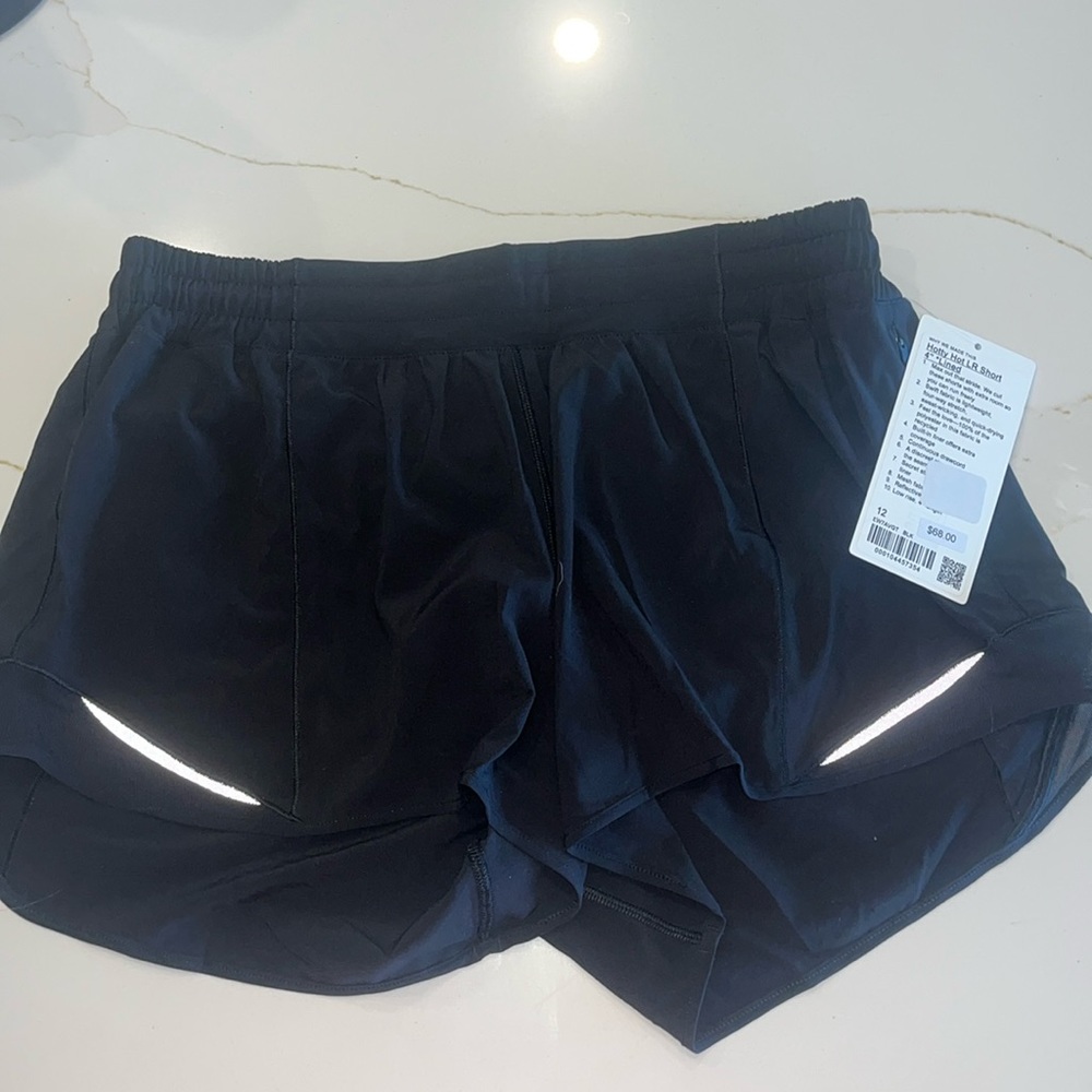 Lulu lemon hotty hot LR short 4” lined